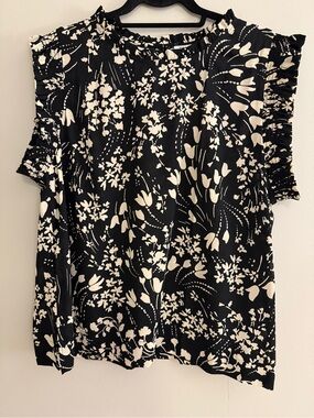 DR2 Black and White Floral Ruffle Sleeve Blouse